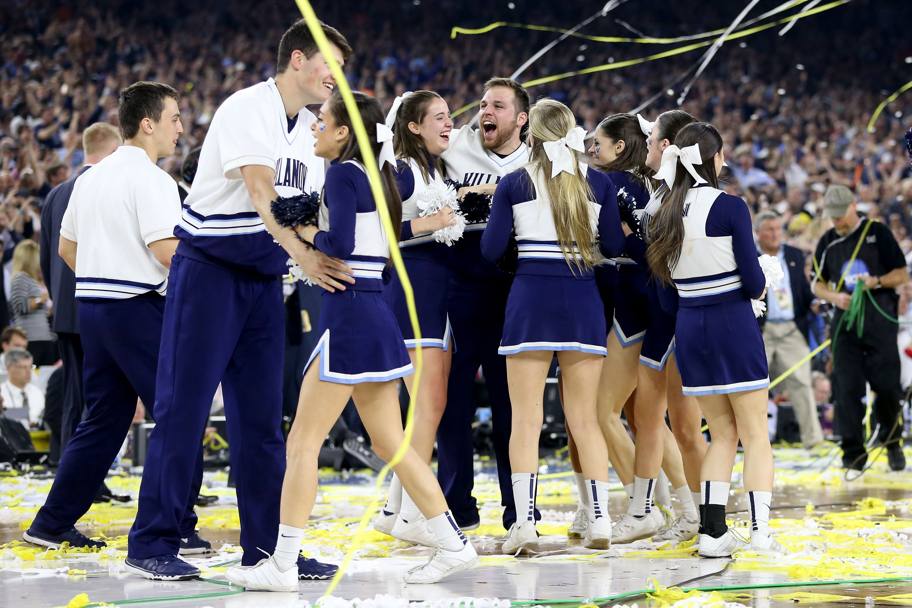 Le cheerleader che hanno sempre sostenuto i loro beniamini possono finalmente festeggiare la vittoria sui North Carolina (Afp)